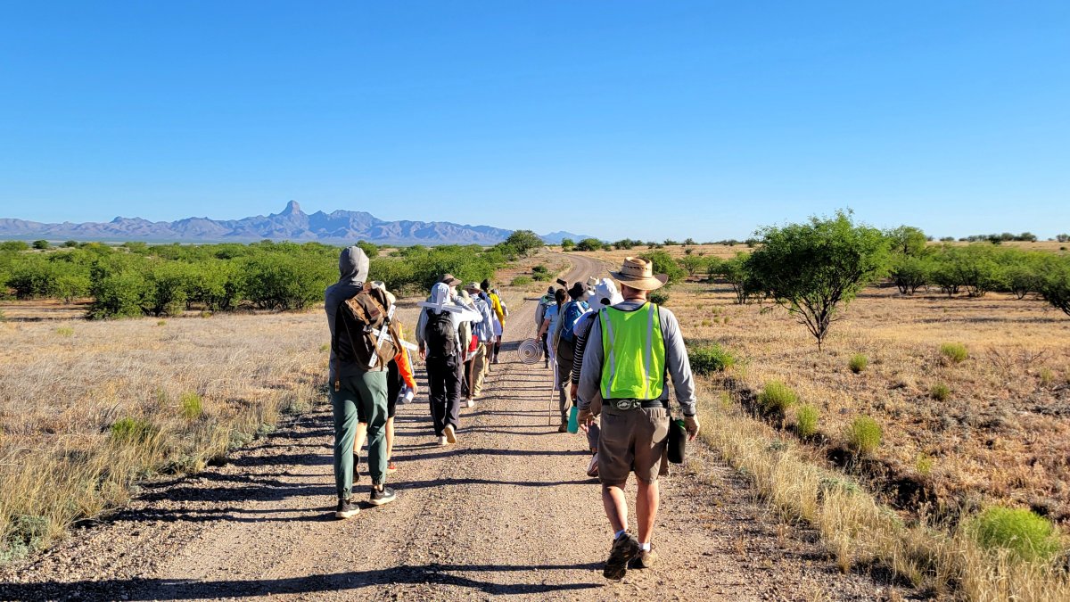 Tucson. Personas participan de la ‘Caminata del migrante’.