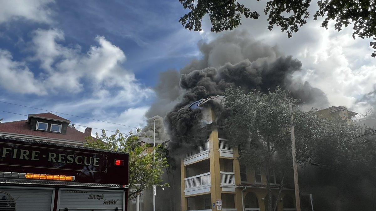 El humo sale del incendio que se desató alrededor de las 8:15 hora local (12:15 GMT) en el edificio Temple Court en el noroeste de la ciudad de Miami, Florida (EE.UU.).