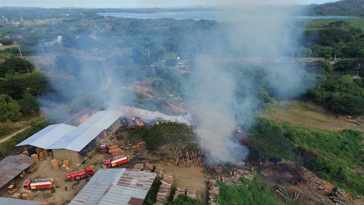 Los bomberos lograron controlar el fuego en la tarde