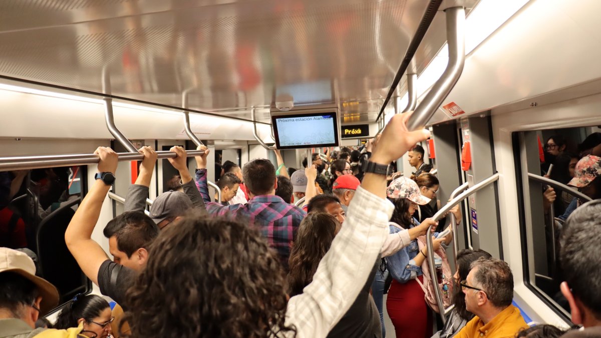 Una de las quejas de los usuarios es la falta de ventilación o aire acondicionado en los trenes.