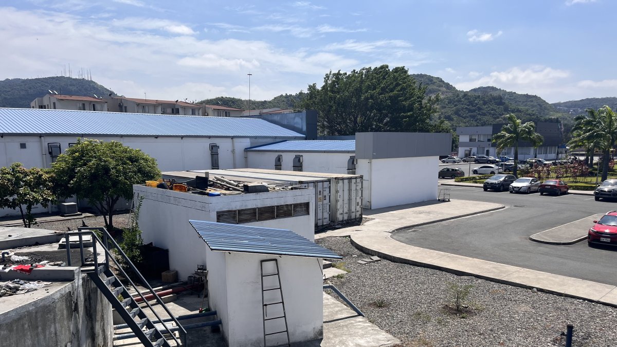 Instalaciones. Uno de los tres contenedores no tiene refrigeración. Según Pérez, en los contenedores hay 190 restos que no han sido inhumados; el daño ha sido por “los cortes de energía”.