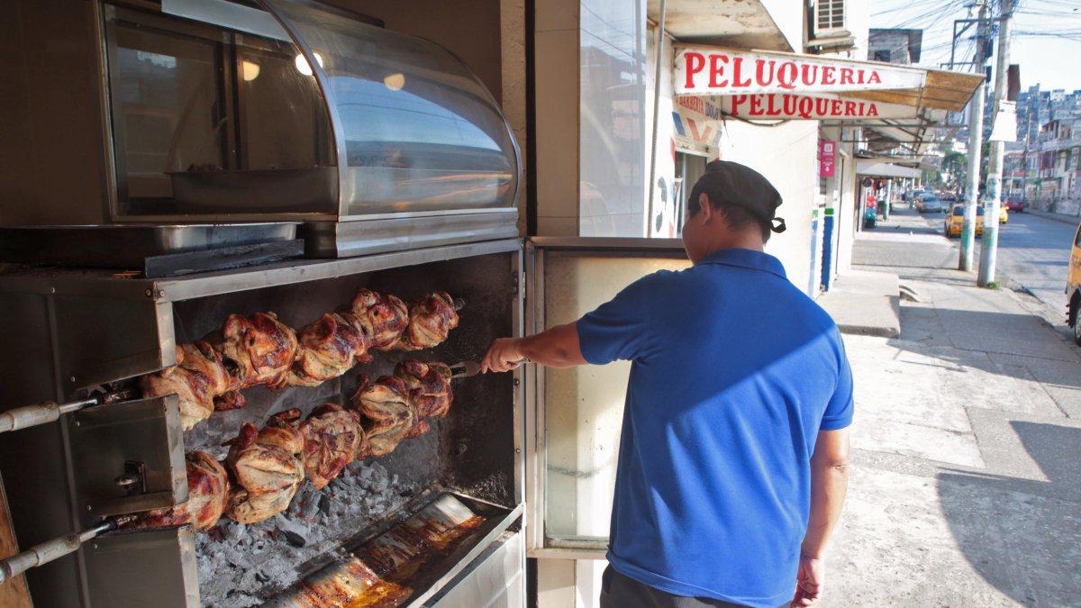 Guayaquil. Así se ve un asadero de pollos, es costumbre que las personas vean cómo se asan al carbón.