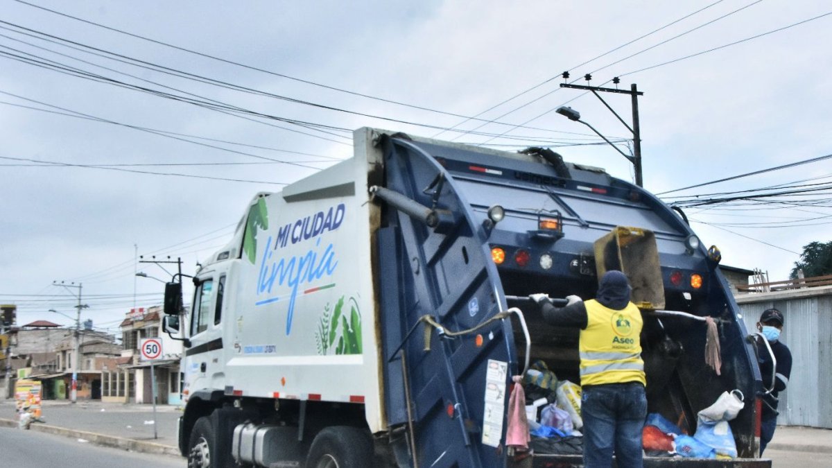 Servicio. El Municipio de Machala paga 34,52 dólares por cada hora de trabajo de un carro recolector.