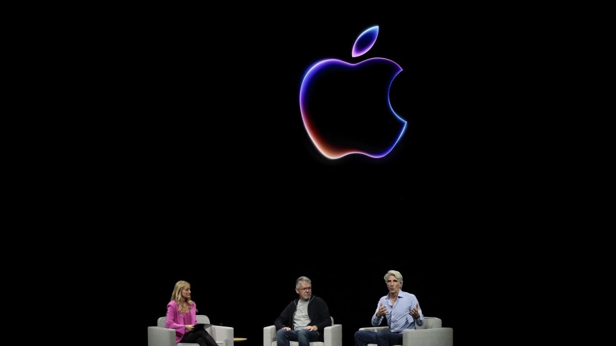 Craig Federighi (R), vicepresidente senior de ingeniería de software, responde a una pregunta de la moderadora, Justine Ezarik (iJustine) (L), una YouTuber estadounidense, mientras John Giannandrea (C), vicepresidente senior de aprendizaje automático y estrategia de IA.