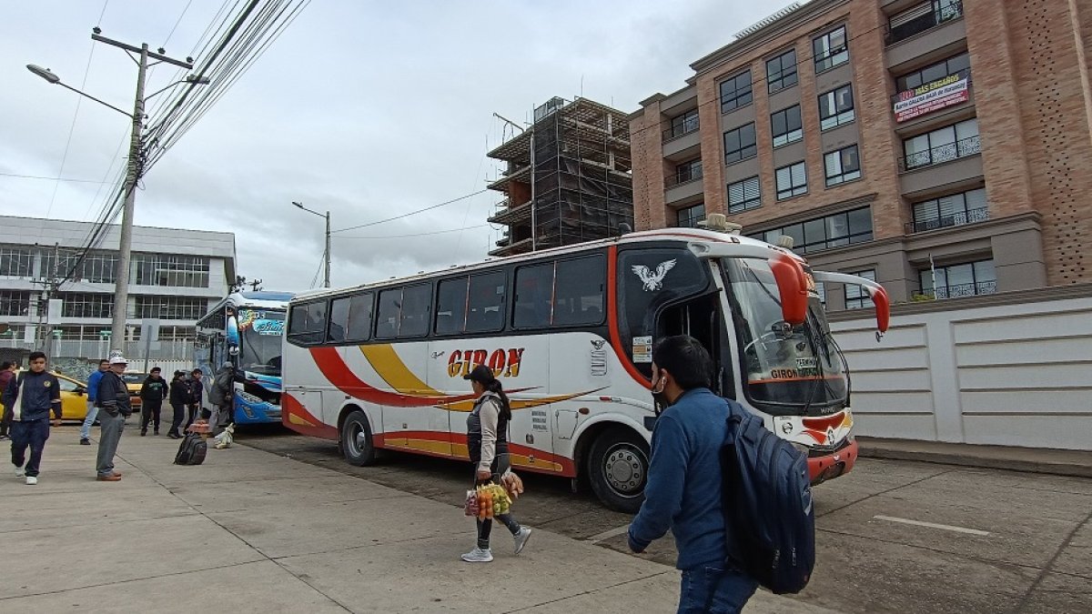 Carteles en rechazo a la construcción de la terminal se observan en inmuebles del barrio La Calera, en el sur de Cuenca.
