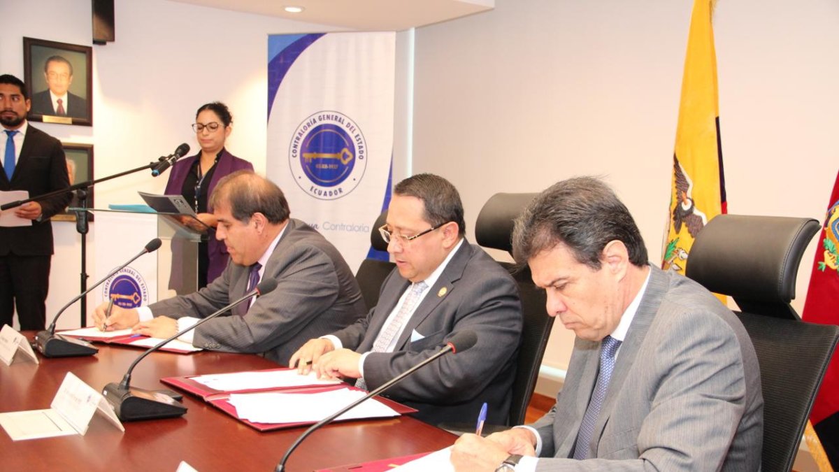 Firma. Álvaro Román, del Consejo de la Judicatura (izquierda); y Mauricio Torres, de la Contraloría General del Estado (centro).