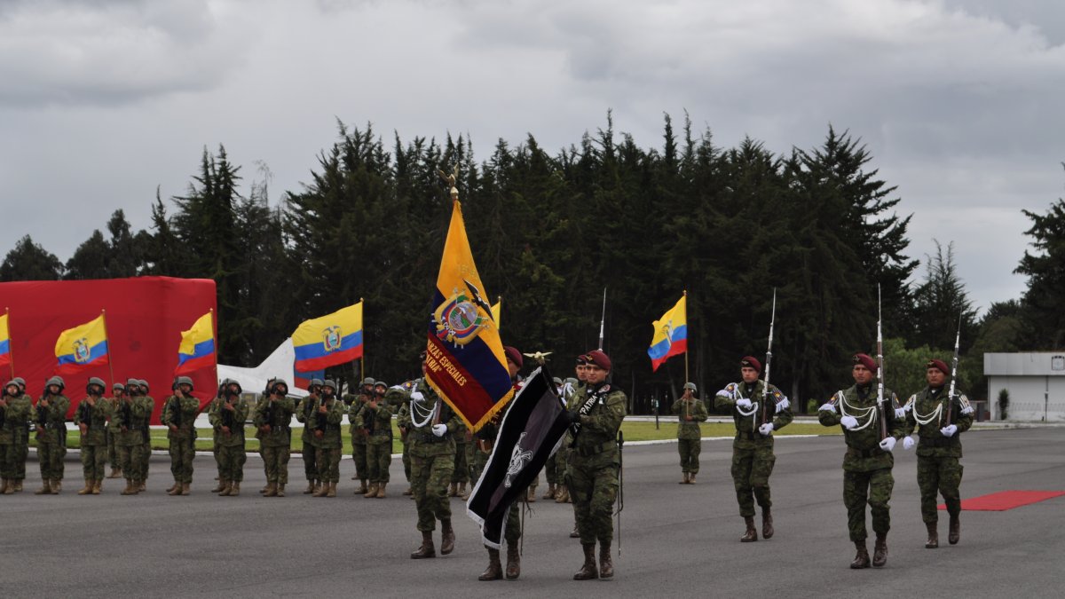 En la entrega de la insignia de mando  al coronel Edison Achig.