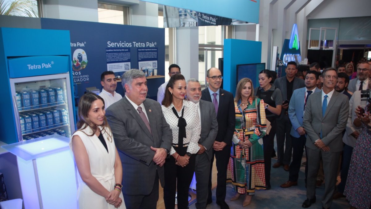 La inauguración de la feria contó con la presencia de autoridades, entre ellas, la ministra de Industria y Producción, Sonsoles García (i).