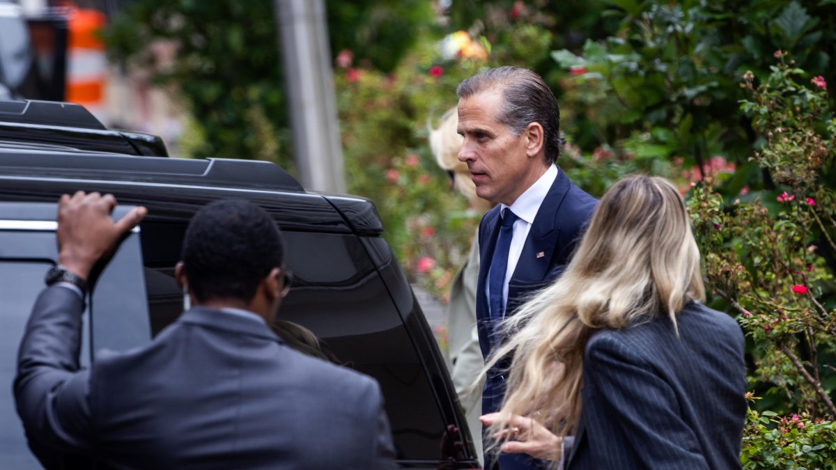 Hunter Biden abandona su juicio federal después de que un jurado lo declarara culpable de tres cargos por posesión de armas.