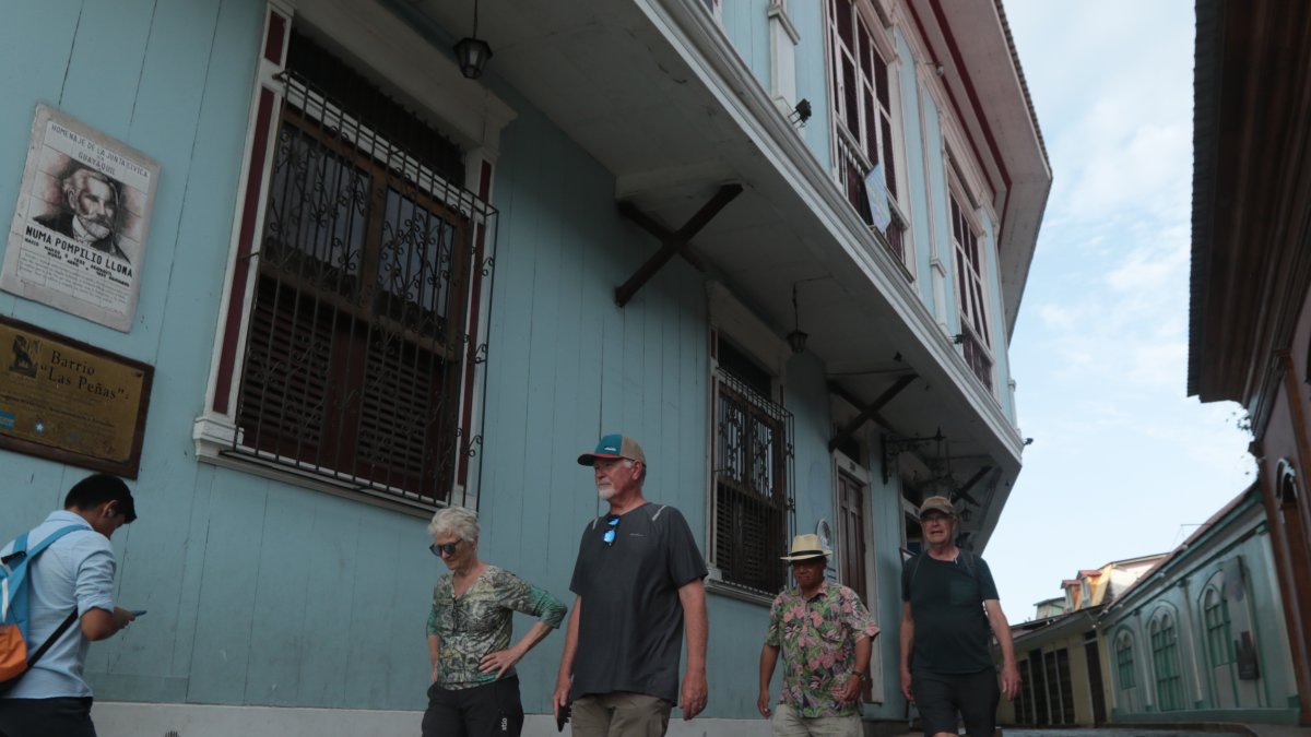 Viajeros. Unos turistas caminan en las calles de Las Peñas, en Guayaquil.