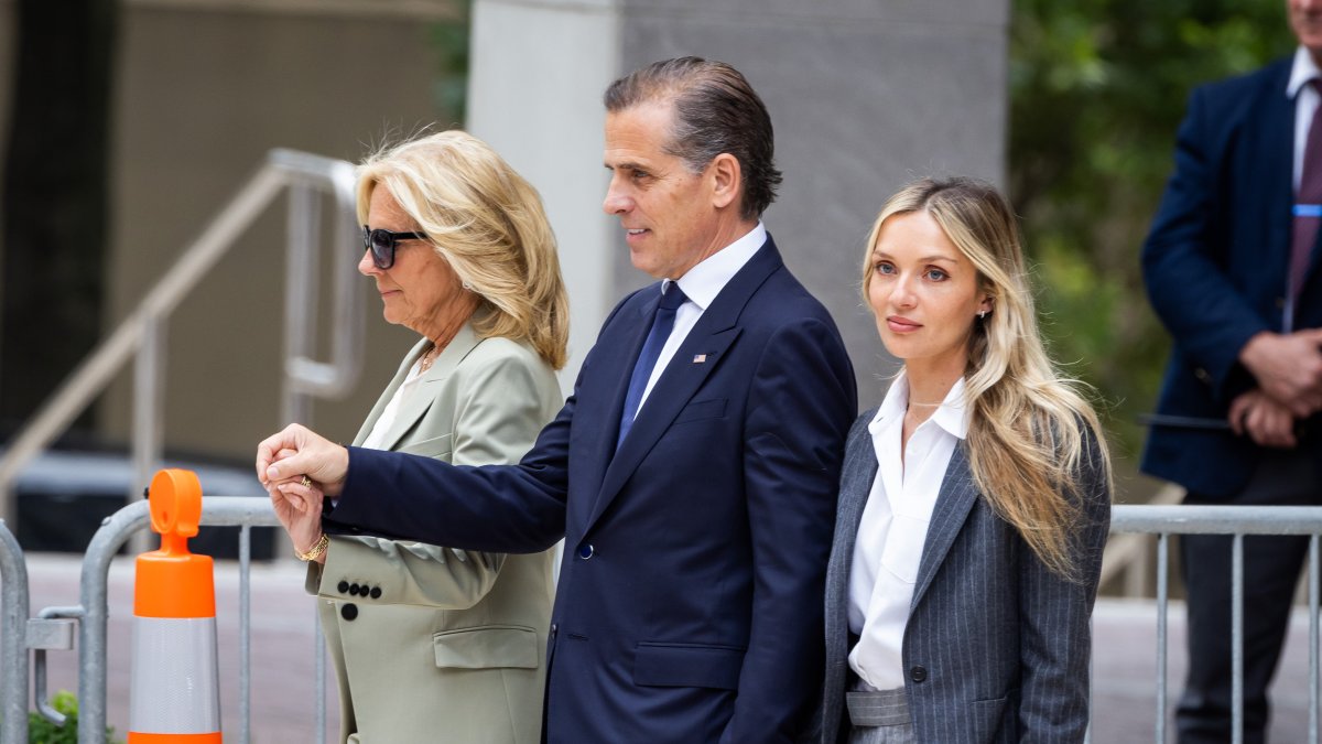 Hunter Biden (c) toma de la mano a la primera dama de EE.UU., Jill Biden (i) y de su esposa, Melissa Cohen Biden (d). cuando sale de su juicio federal.