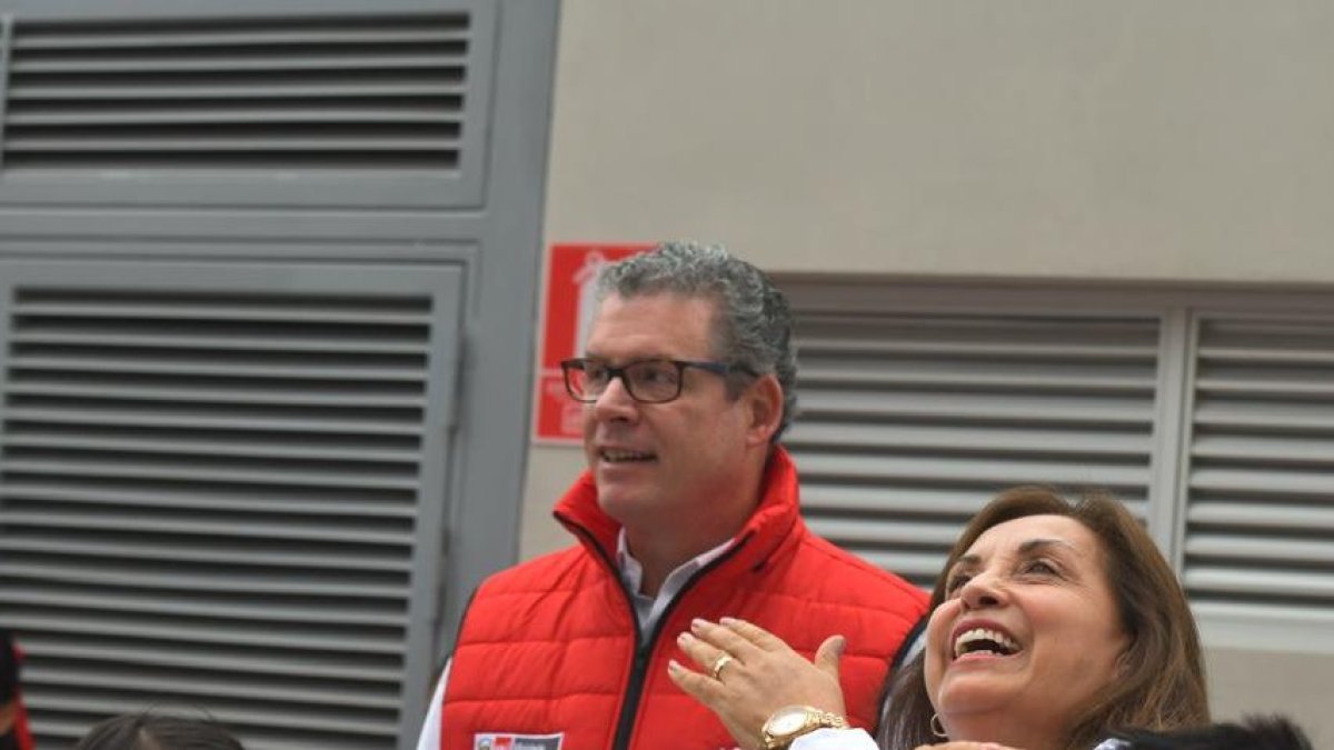 El ministro de Educación junto a la presidenta de Perú, Dina Boluarte.