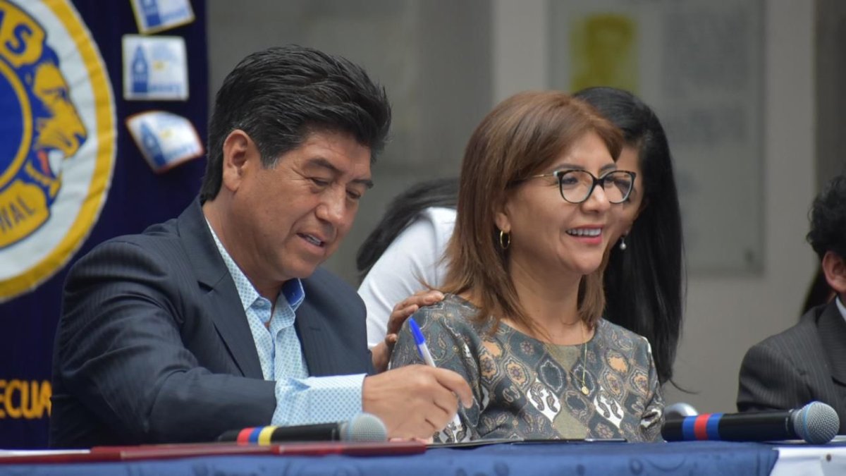 Lilia Yunda junto a su hermano, el exalcalde de Quito, Jorge Yunda.