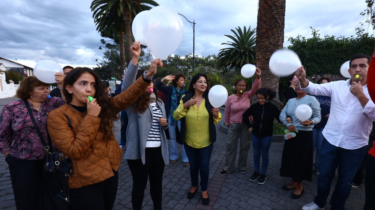 Moradores de Cumbayá realizaron un plantón en el parque central de Cumbayá.