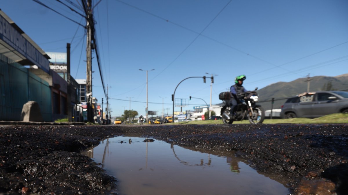 Una calle llena de baches en la avenida Galo Plaza dificulta el tránsito vehicular.