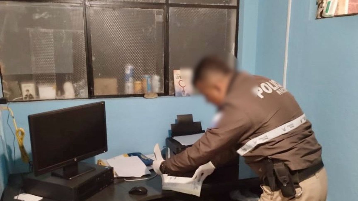 Operativo. Agente policial que realiza levantamiento de datos, en Quito.