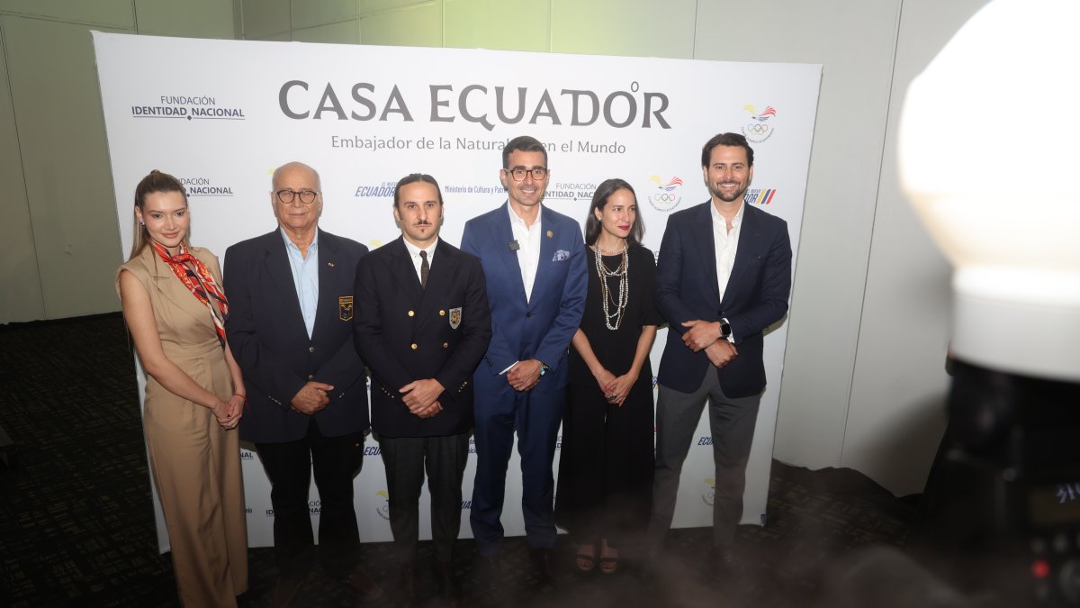 El presidente del COE y ministros durante el evento de lanzamiento.