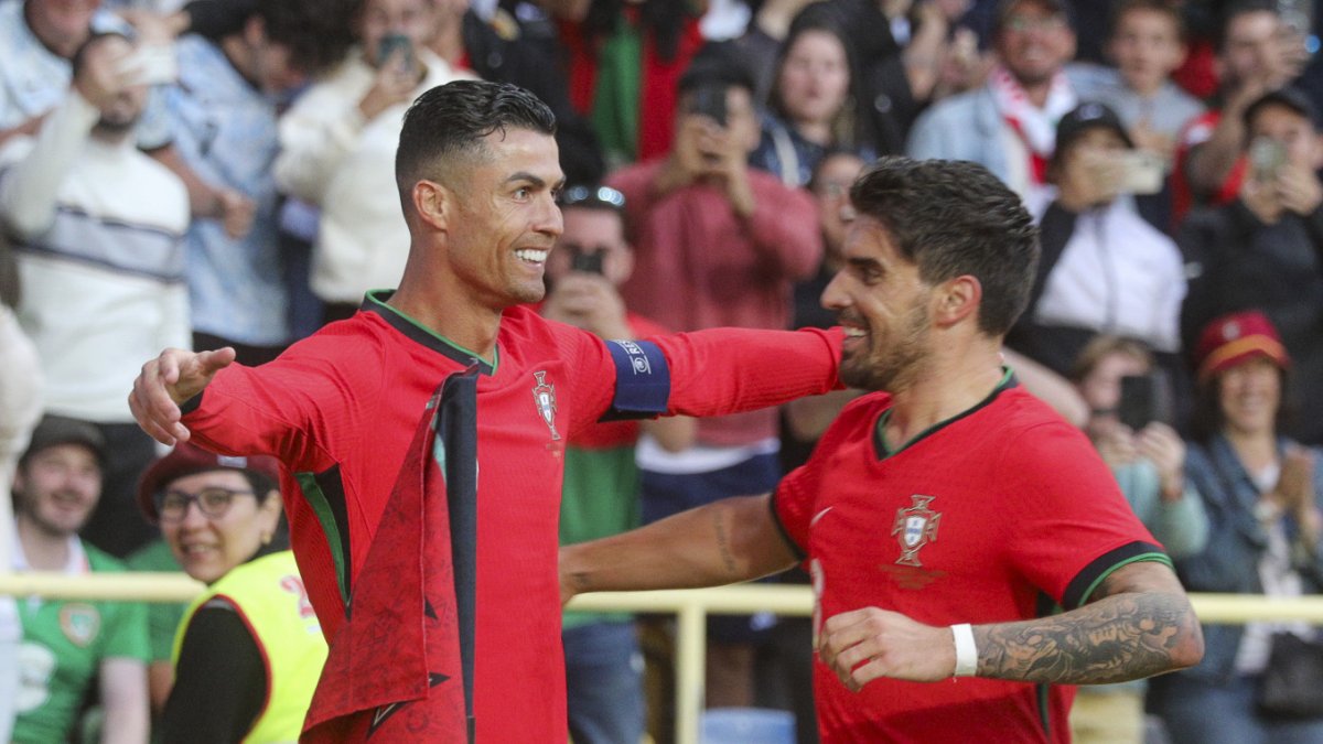 Ronaldo (i) celebra tras marcar el 2-0 durante el partido amistoso entre los combinados nacionales de Portugal e Irlanda.