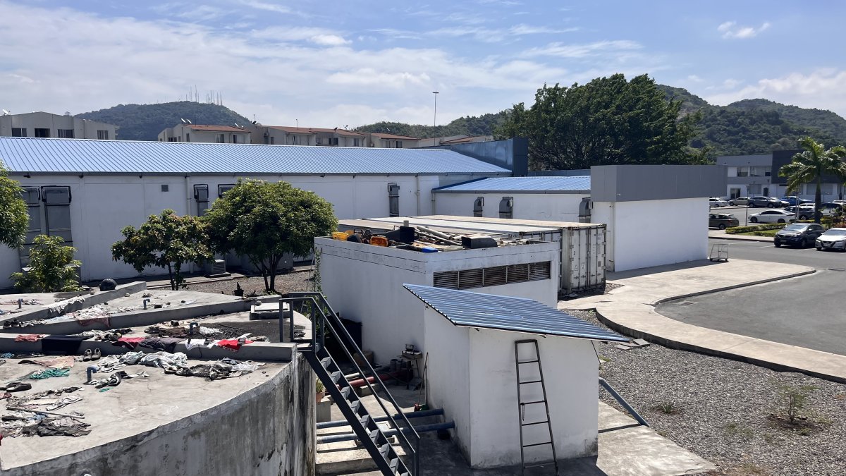 En el patio del Laboratorio de Criminalística y Ciencias Forenses están los tres contenedores refrigerados de Medicina Legal.