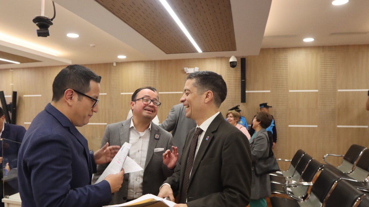 El nuevo gerente llegó a sesión del Concejo para conversar bajo reserva los temas del Metro con los ediles. El concejal Andrés Campaña entregó información sobre la situación actual de los trenes.