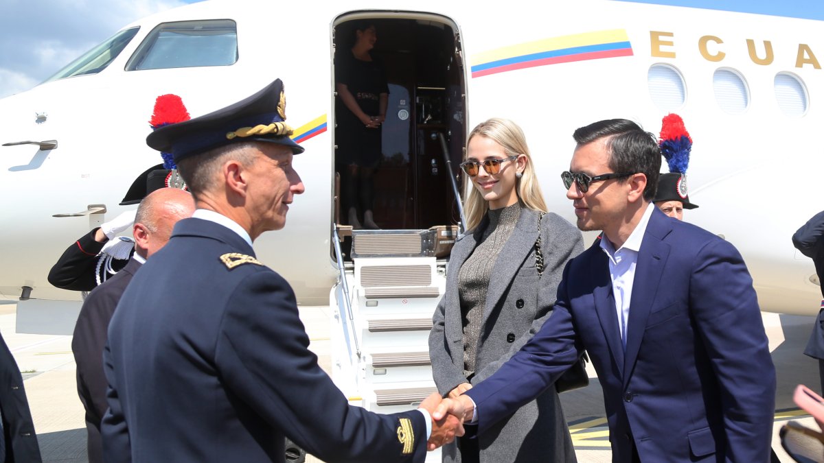 Político. En la campaña presidencial. Noboa dijo que una sola hora de vuelo cuesta lo mismo que el total de la carrera universitaria de un joven ecuatoriano.