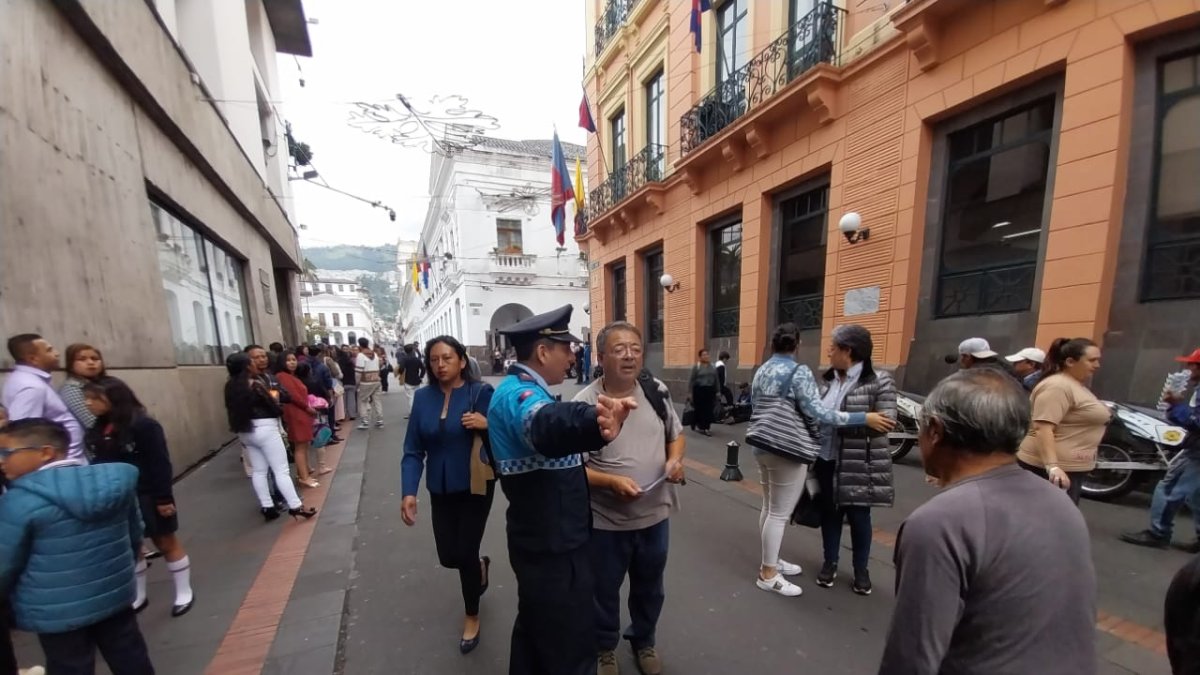 Los agentes metropolitanos dan indicaciones a los usuarios, ante el bloqueo del paso hacia la Plaza de la Independencia.