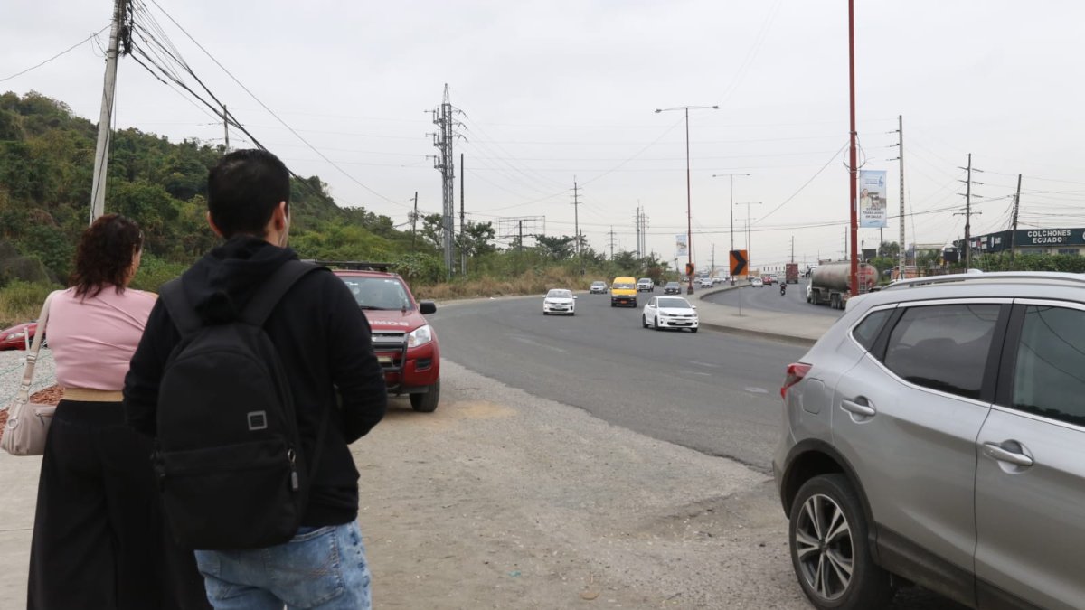 La víctima esperaba el expreso para dirigirse hacia la universidad.