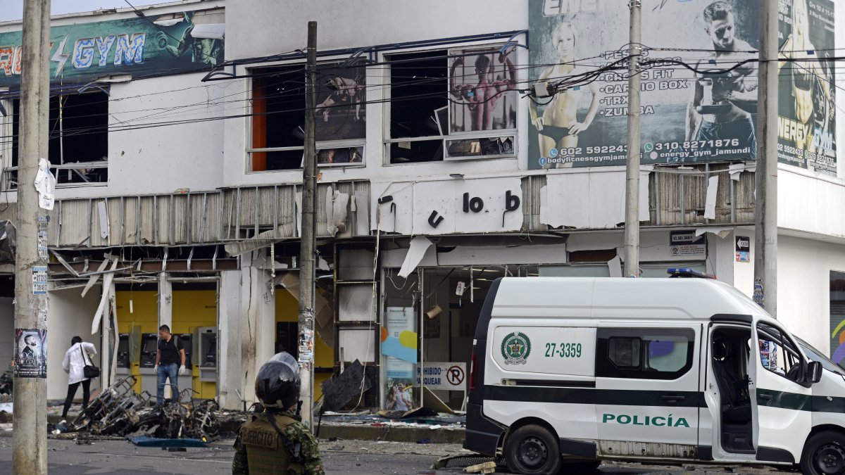 Investigadores de la policía colombiana recogen evidencias luego de una explosión este miércoles en Jamundí (Colombia).