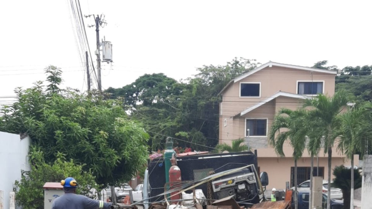 Interagua se encuentra en el kilómetro 21 de vía a la costa realizando reparaciones del acueducto.