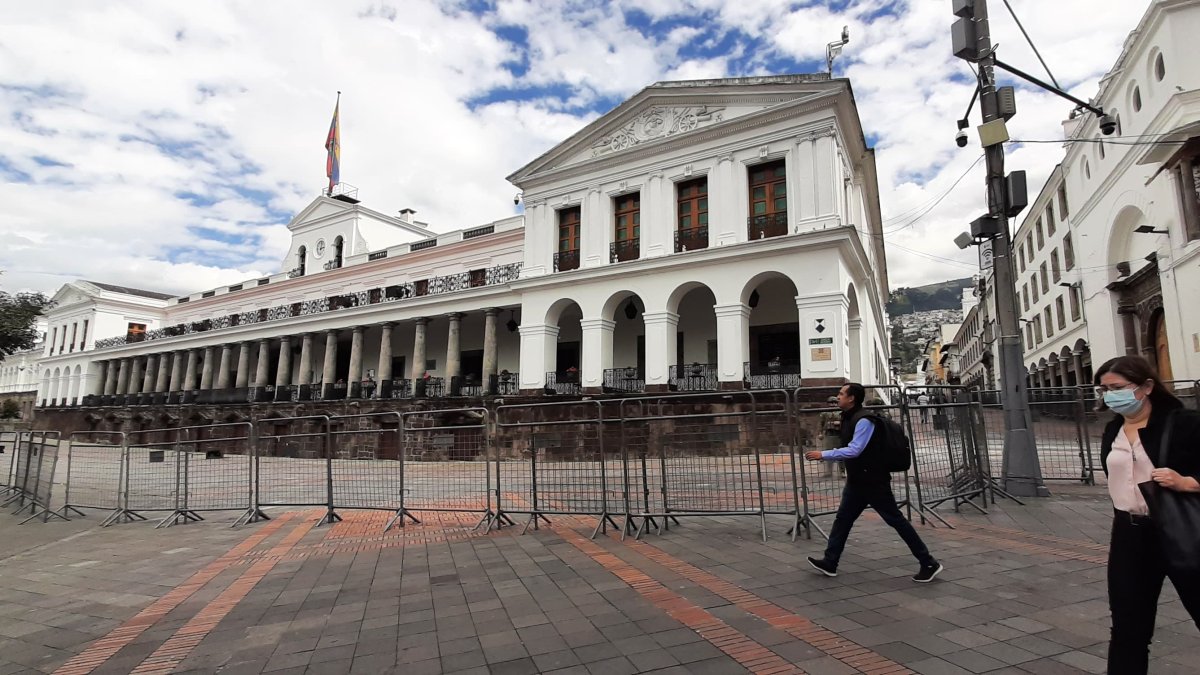 Así lucen los exteriores del Palacio Presidencial, en el Centro Histórico de Quito.