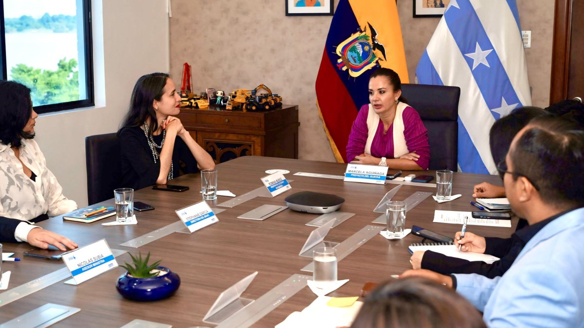 Encuentra. La ministra de Cultura (izquierda) junto con la prefecta del Guayas (derecha).