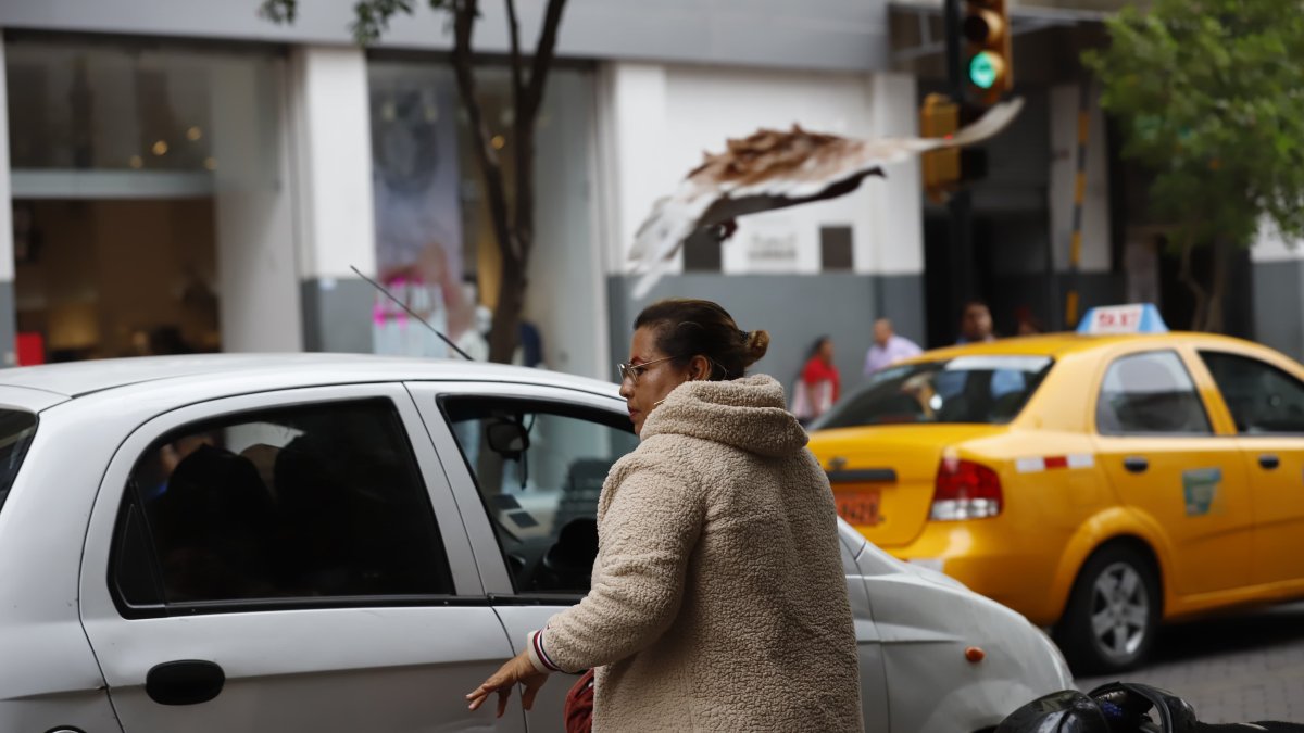 En las calles de Guayaquil se siente temperaturas más bajas a las habituales.