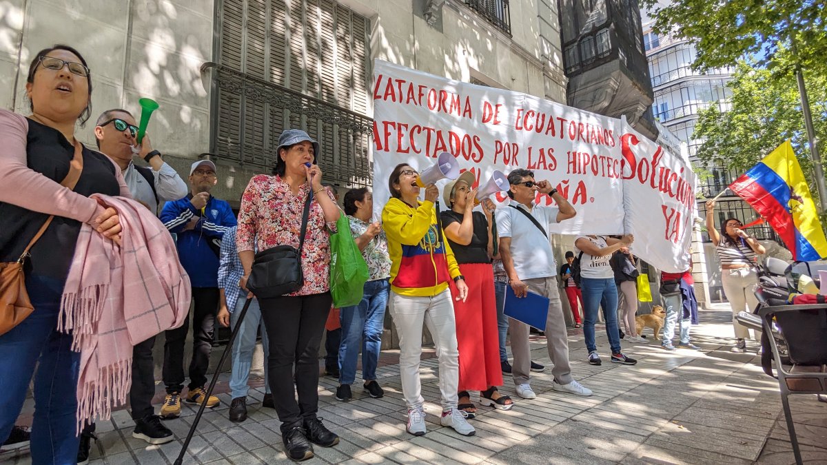 Plantón: Migrantes ecuatorianos protestando en exteriores de la embajada de Ecuador en Madrid.