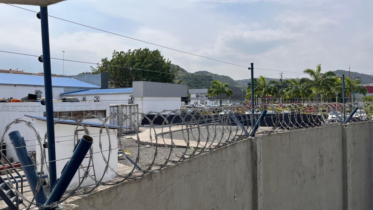 Esta dependencia cuenta con contenedores a raíz de la pandemia Covid-19.