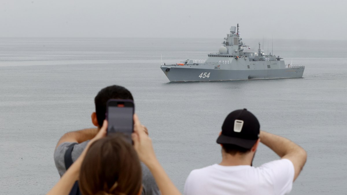 Personas observan la llegada de uno de los barcos pertenecientes a la flotilla de la Marina de Guerra de Rusia.