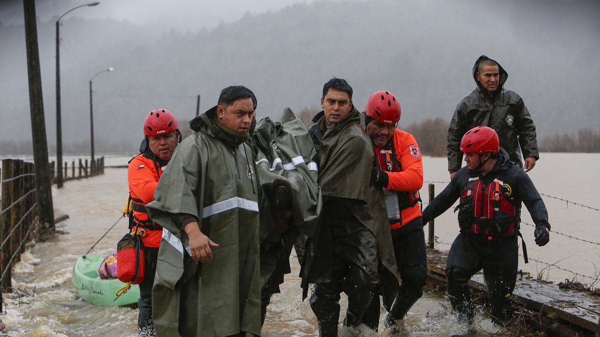 Personal de carabineros y emergencias evacuan a personas que se mantenían aisladas debido al desborde del río Pichilo, en la comuna de Arauco, región del Bio Bío (Chile).