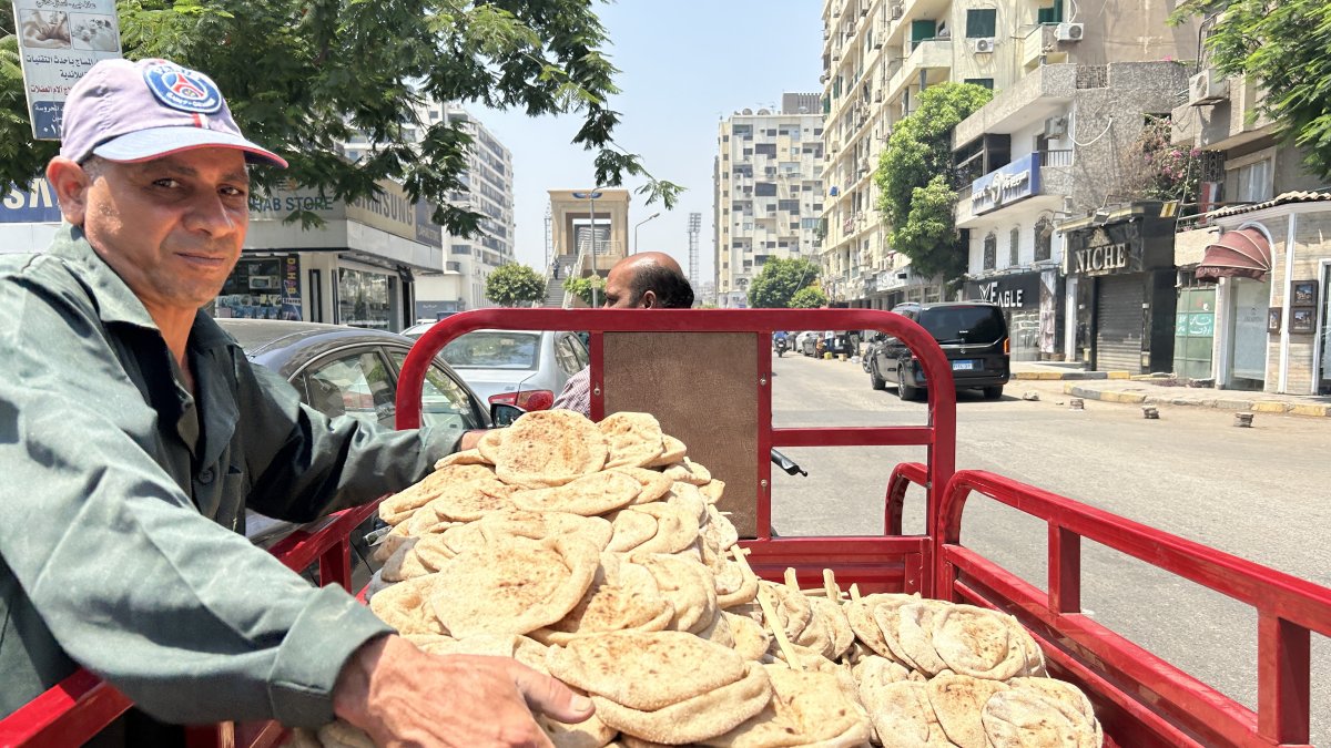 Guiza (Egipto). Un distribuidor de pan callejero espera a sus clientes.