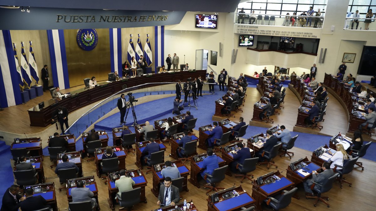 Diputados de la Asamblea Legislativa en sesión plenaria, en San Salvador.