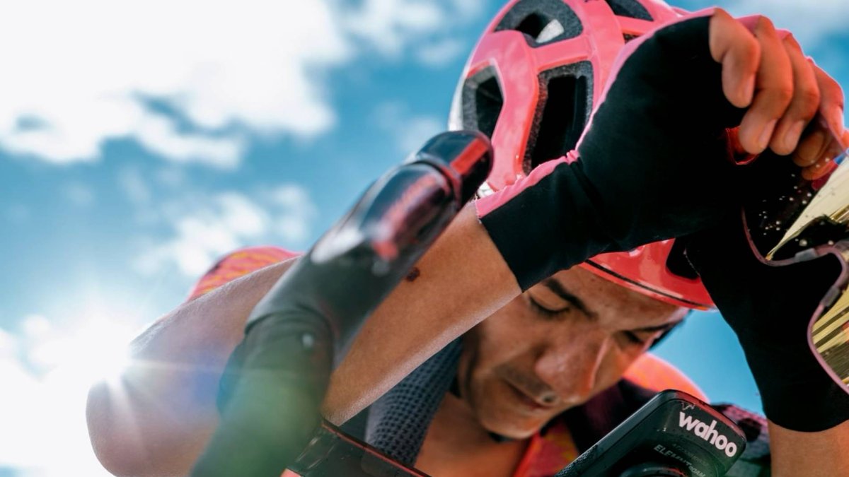 Richard Carapaz sufrió heridas en la boca tras una caída en la cuarta etapa.