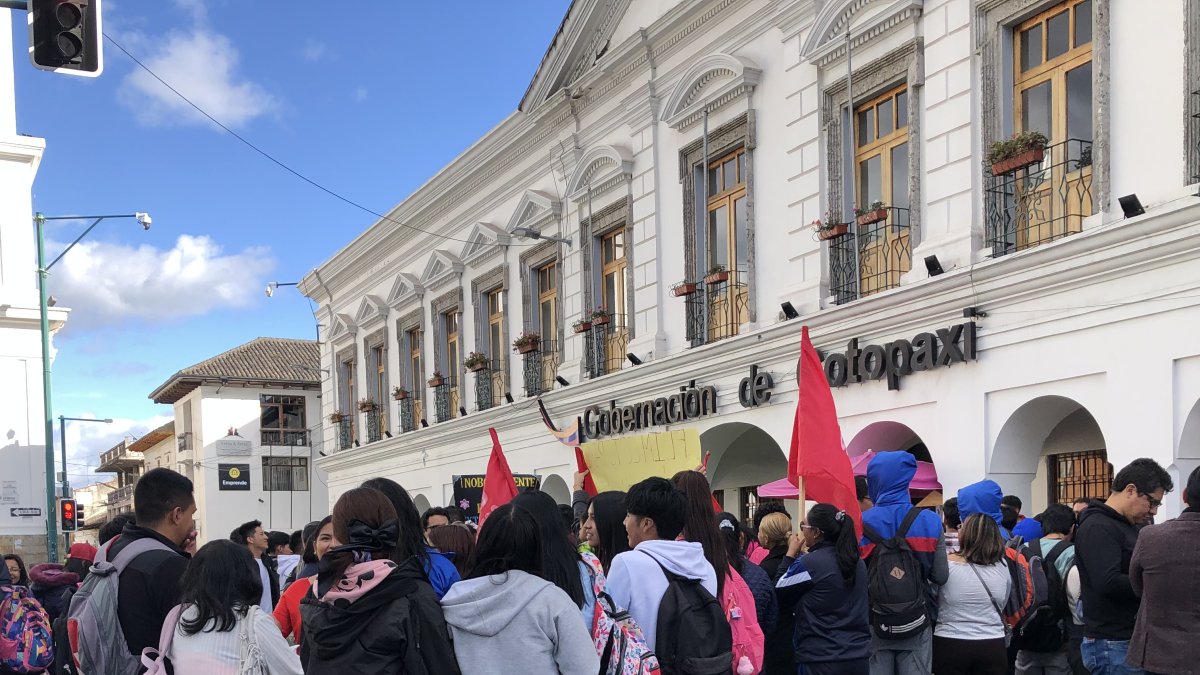 Los movimientos sociales se ubicaron en las afueras de la gobernación de Cotopaxi.