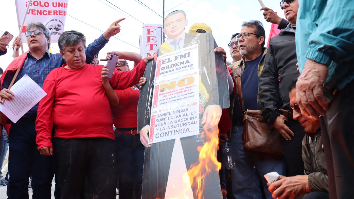 manifestantes quemaron un muñeco de cartón del presidente Daniel Noboa.