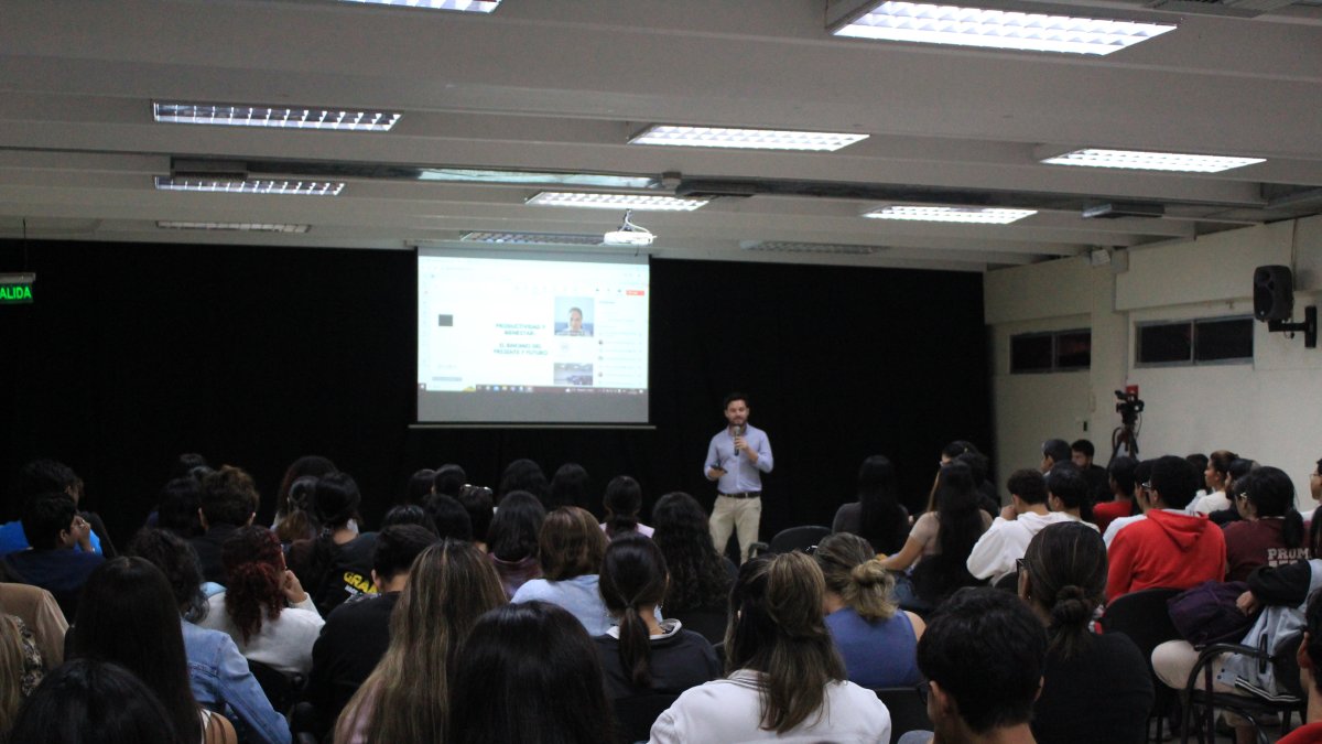 Charla. En la UCSG estudiantes recibieron charla sobre construcción de empresas saludables.