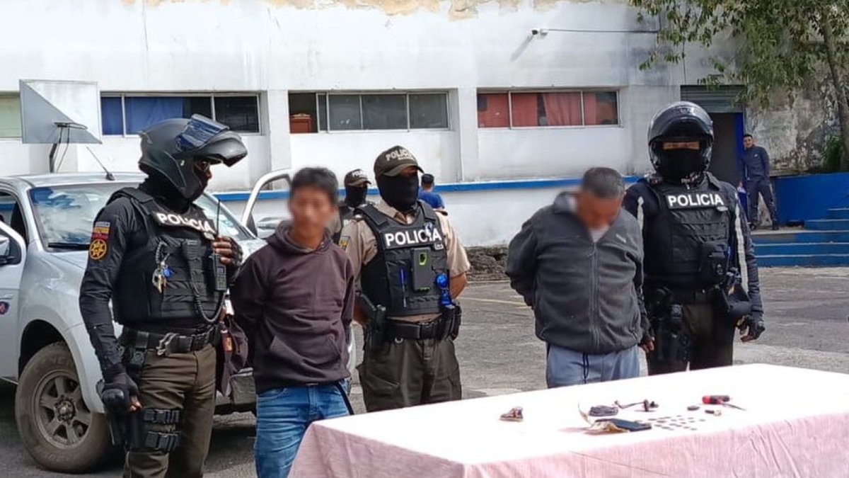 Detención. Dos personas estarían implicadas en el delito de robo.