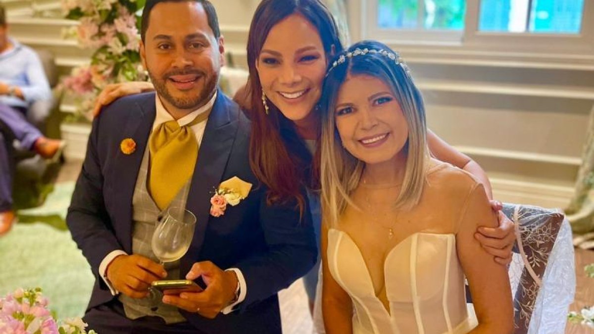 Renata Matamoros con su esposo y María Sol Galarza.