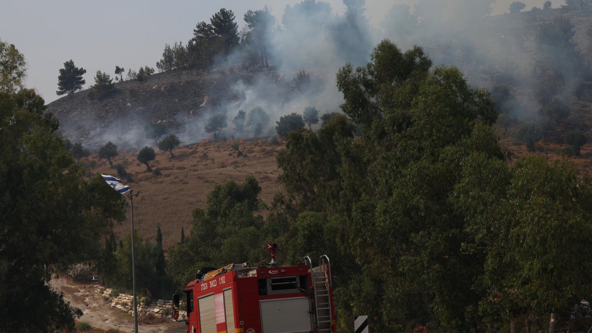Los bomberos llegan para extinguir un incendio en la zona de Safad, al norte de Israel, el 12 de junio de 2024 provocado por cohetes disparados desde el Líbano.