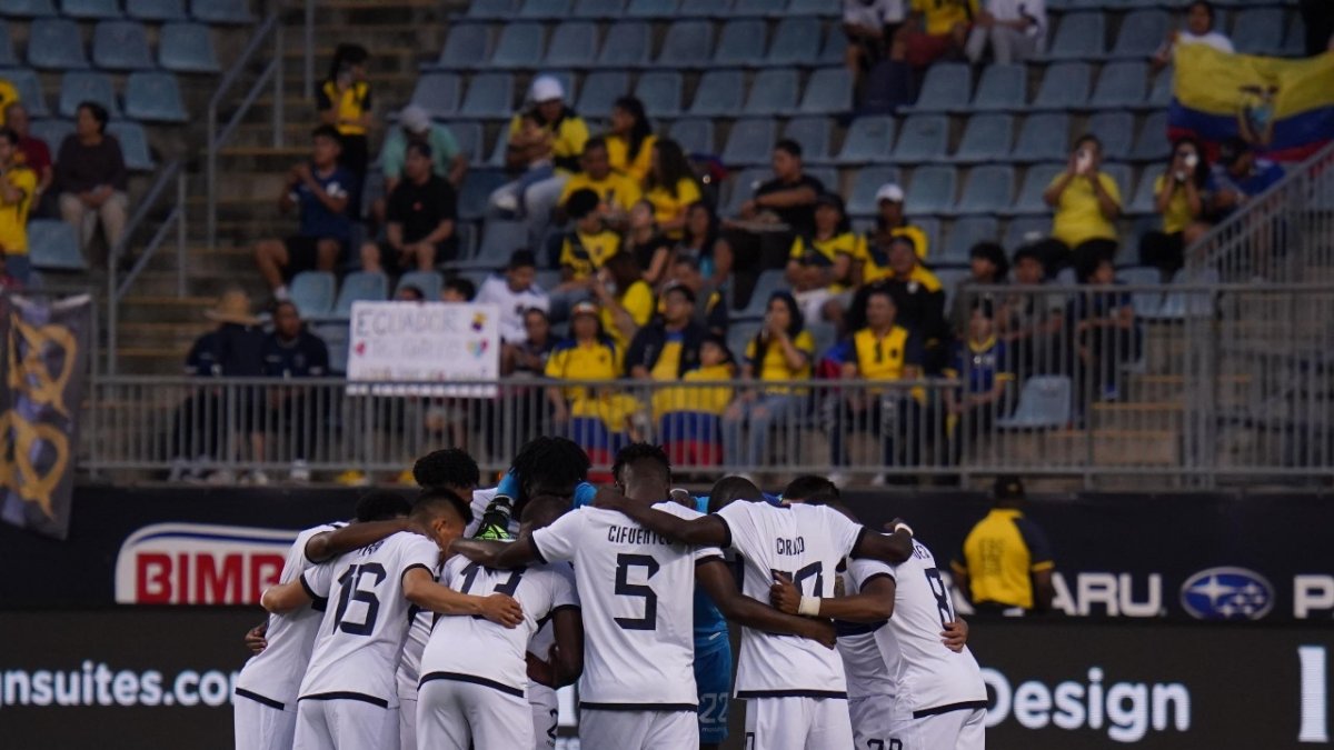 Jugadores ecuatorianos en cancha.