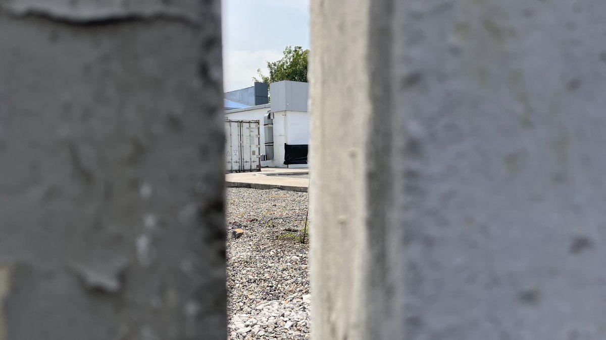 En el transcurso del día, la puerta del contenedor dañado fue abierto; gases tóxicos salieron de este elemento.