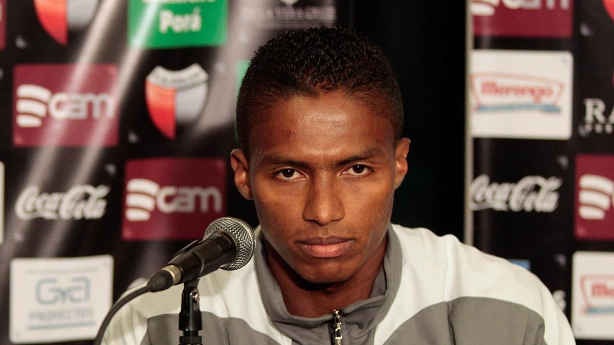 Fotografía de archivo en la que se registró al exfutbolista ecuatoriano Antonio Valencia, durante una rueda de prensa con la selección de su país.