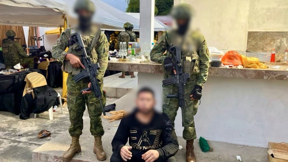 Fue aprehendido en El Empalme, durante un operativo militar en el que se incautó armas, municiones, alimentadoras, dinero en efectivo, entre otras cosas.