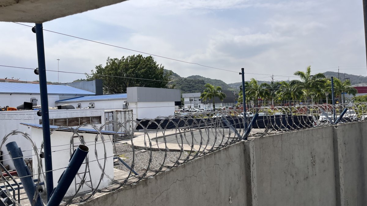 Cerco. El martes, personal del Servicio Nacional de Medicina Legal colocó una lona negra para que desde el frente de la dependencia no se vieran los contenedores.